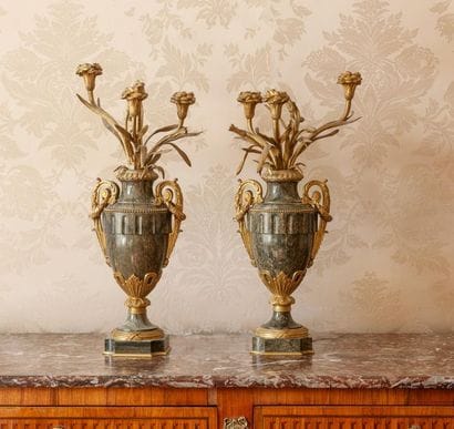 Paire de vases montés en lampe en marbre...