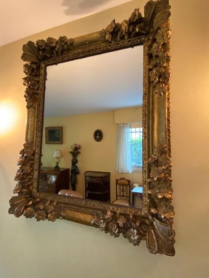 Miroir en bois et stuc doré à décor de fleurettes
Style...