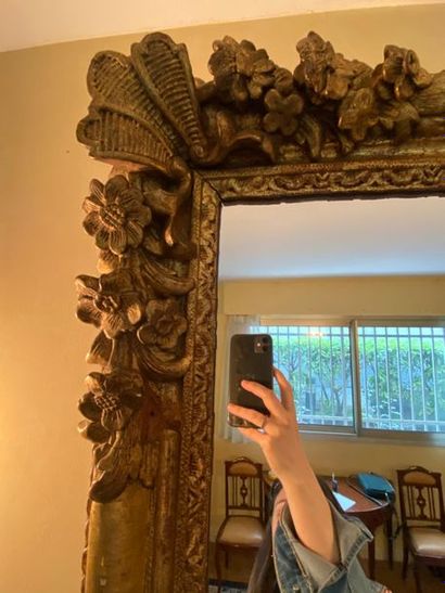 Miroir en bois et stuc doré à décor de fleurettes
Style...