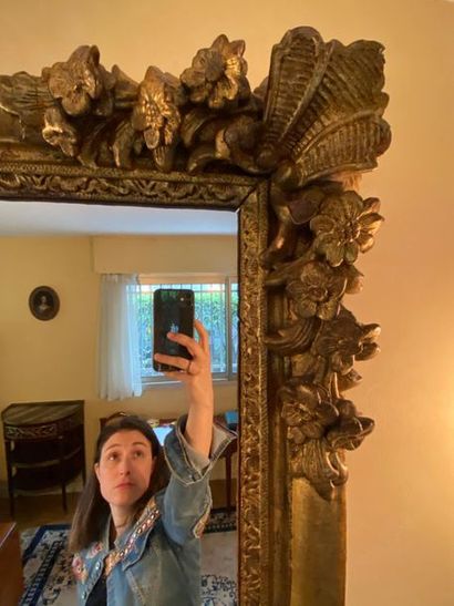 Miroir en bois et stuc doré à décor de fleurettes
Style...