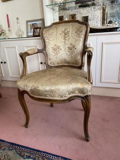 Paire de fauteuils cabriolet en bois naturel...