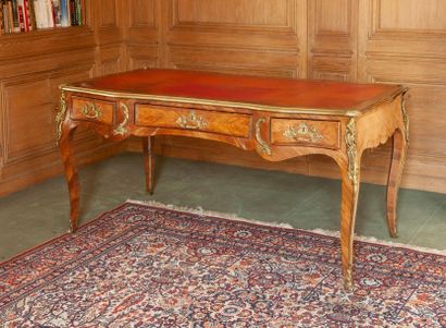 Bureau plat toute face en placage de palissandre...