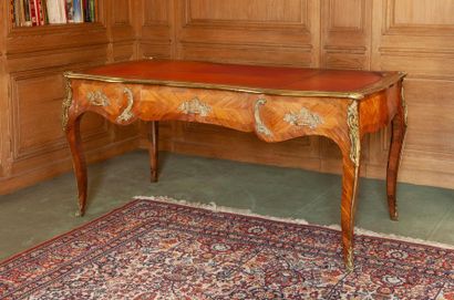 Bureau plat toute face en placage de palissandre...