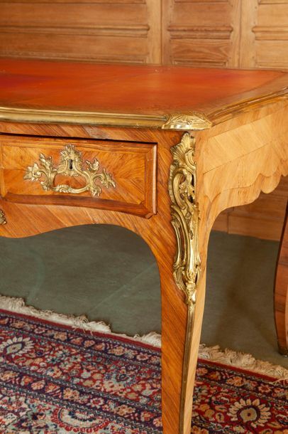 Bureau plat toute face en placage de palissandre...