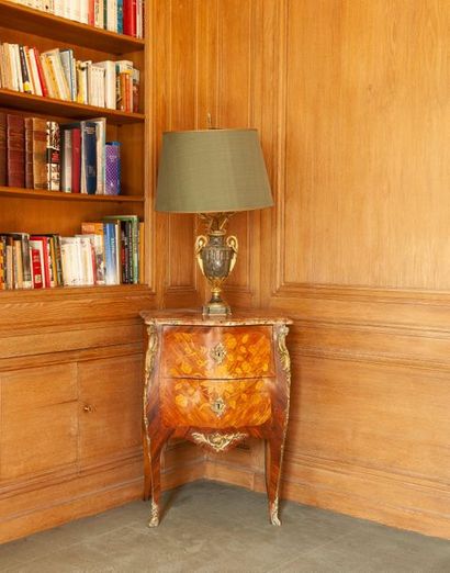 Petite commode sauteuse à façade galbée ouvrant...