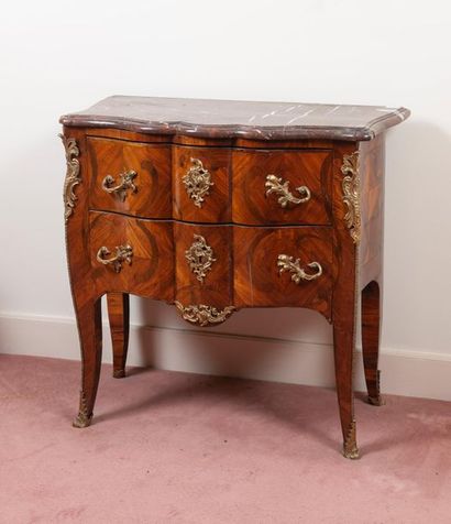 Commode sauteuse en bois de placage et marqueterie,...