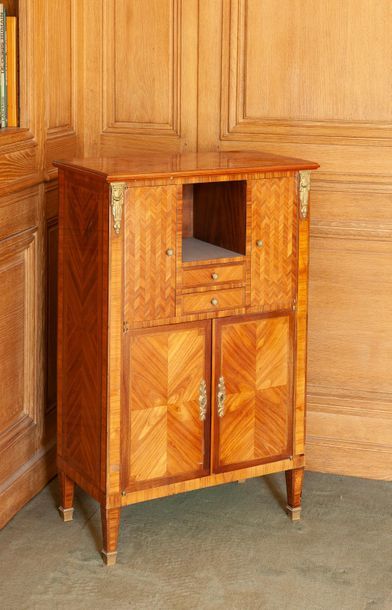 Meuble desserte à hauteur d’appui en bois...