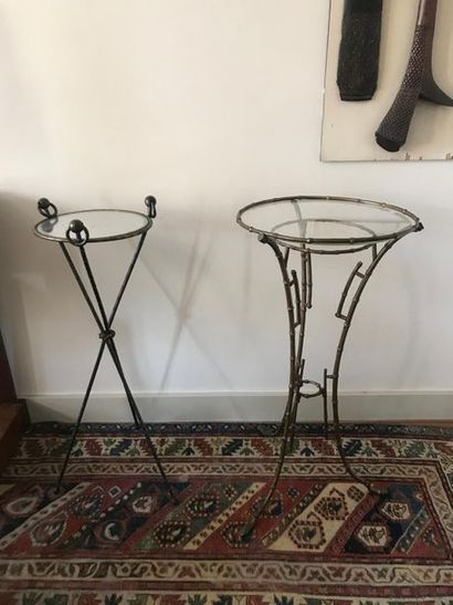 Deux sellettes en laiton et verre, piètement...