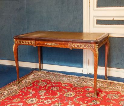 Bureau de dame en placage de bois de rose...