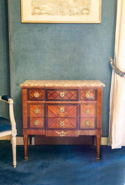 Petite commode à léger ressaut central marqueté...