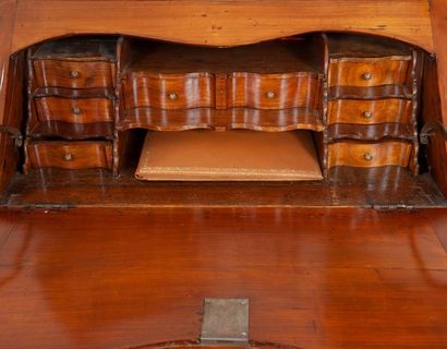 Bureau de pente en noyer et placage de noyer,...