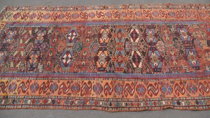 Ancien tapis 
Nord Ouest de l'Iran.
297 x...