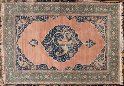 Tapis tabriz fond rose pale à médaillon central...