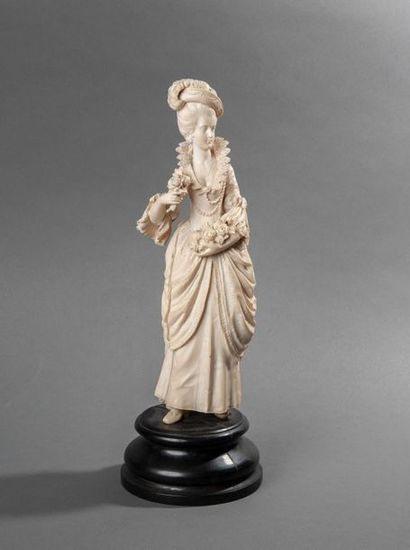 Importante statuette figurant une dame de...