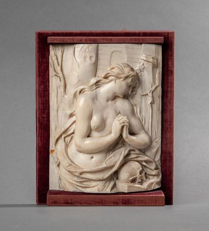 Belle plaque d'ivoire sculpté figurant Marie-Madeleine...