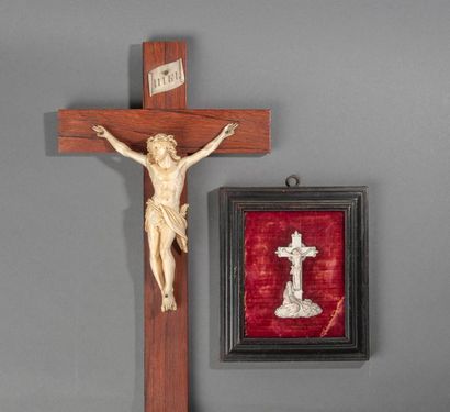 Ensemble de deux pièces :
Christ en croix...