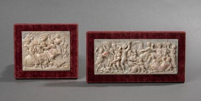 Ensemble de deux plaquettes en ivoire sculpté...