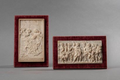 Ensemble de deux plaquettes en ivoire sculpté...