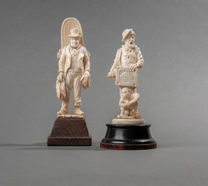 Ensemble de deux personnages en ivoire sculpté...