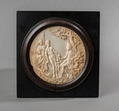 Joli médaillon en ivoire sculpté figurant...