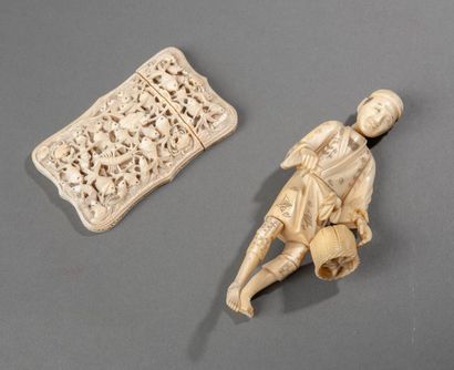 Ensemble en ivoire sculpté : 
Porte cartes...