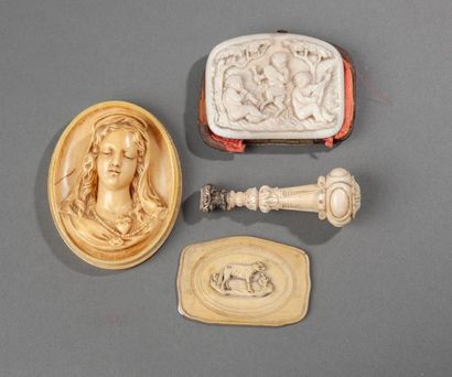 Lot d'objets en ivoire : 
Buste de la Vierge
Cachet...