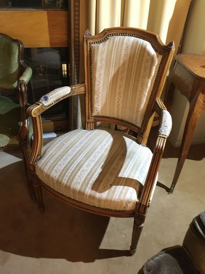 Paire de fauteuils à dossier chapeau de gendarme,...