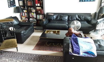 Un canapé et deux fauteuils en cuir noir...