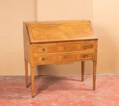 Bureau de pente à décor de marqueterie de...