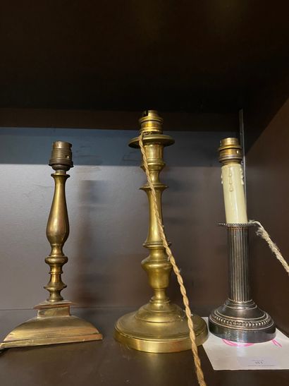 Paire de bougeoirs en laiton montés à l'électricité.

H....