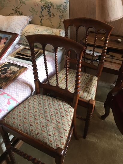 Deux chaises à dossier barrettes