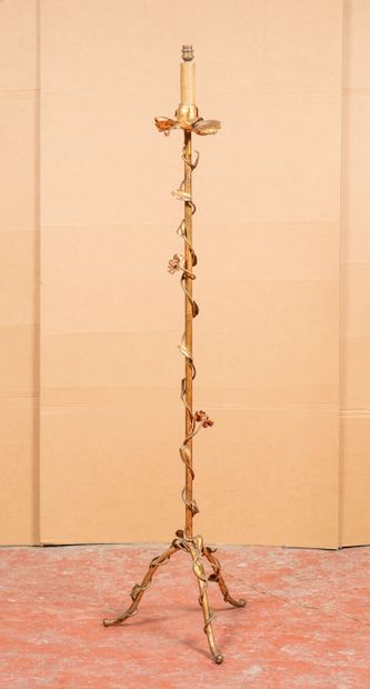 Lampadaire en fer forgé doré, décor de végétation

H....