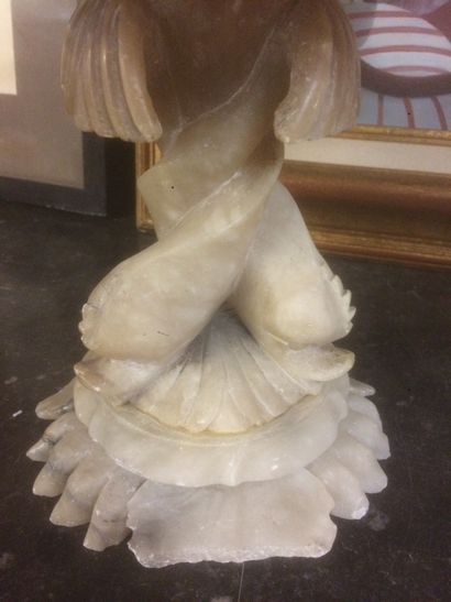 Coupe en albâtre à motif d'un sarment et...