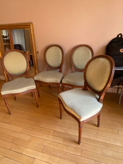 Suite de quatre chaises à dossier médaillon...
