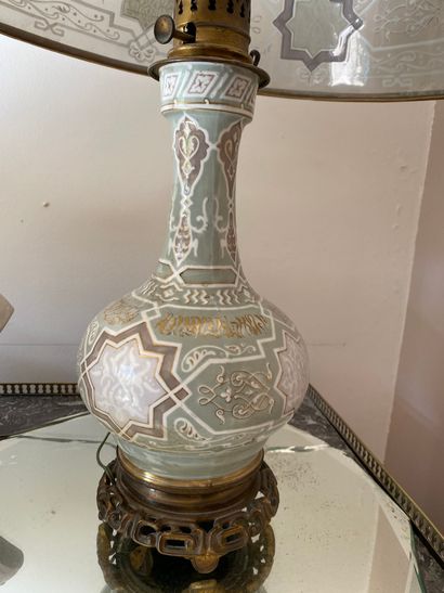 Vase balustre en céramique à décor émaillé...
