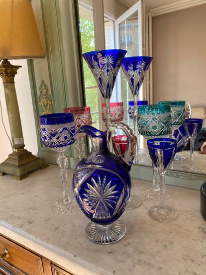 Verres en cristal de couleurs et pichet.