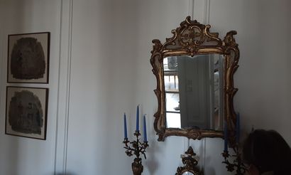 Miroir à fronton en bois et stuc doré à décor...