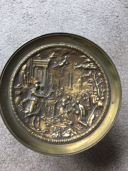 Paire de coupes sur pied en bronze ciselé....