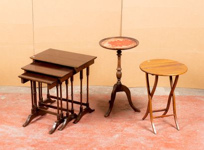 Tables gigognes et deux petits guéridons...