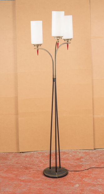 Lampadaire design à trois lumières formées...
