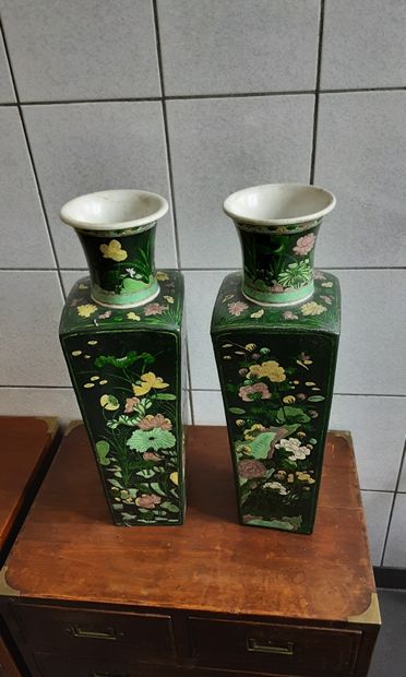 CHINE

Paire de hauts vases en céramique...