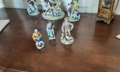 SAXE.

Trois sujets en porcelaine polychrome....