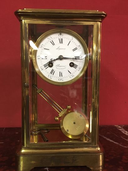 Pendule cage en laiton

H. 30 cm.