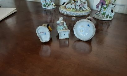 SAXE.

Trois sujets en porcelaine polychrome....