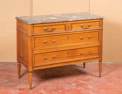 Commode en bois naturel de style Directoire...