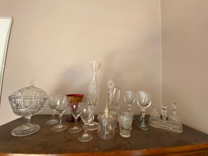 Lot comprenant : confirturier, verres, cloche,...