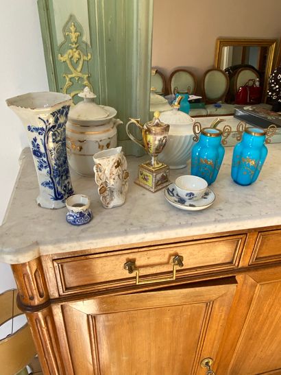Lot comprenant : Vases, sucriers couverts,...