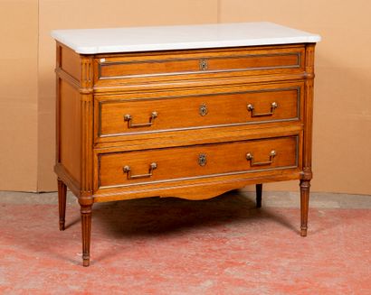 Commode rectangulaire de style Louis XVI...