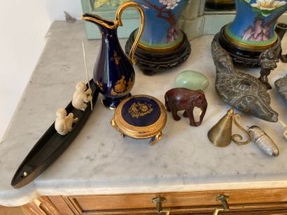 Lot de bibelots divers : paire de vases en...