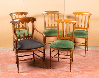 Quatre chaises et un fauteuil à dossier barettes....